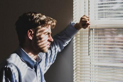 Nghe giọng nói của người mua ve chai rất quen thuộc, tôi ngó xuống nhìn thì phát hiện sự thật không thể chấp nhận nổi