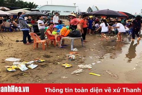 Nhiều rác thải ở khu vực biển Hải Tiến