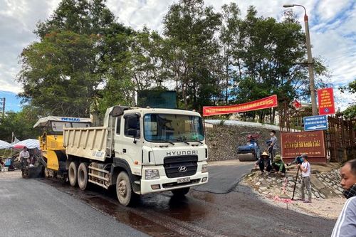 Hỗ trợ sửa chữa gần 400m2 đường xuống cấp