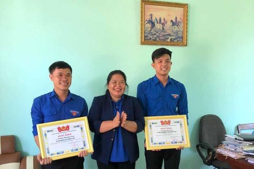 Tặng bằng khen gương người tốt-việc tốt tiêu biểu