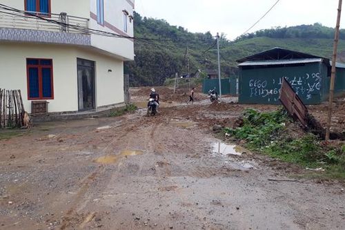 Thi công dự án phá hỏng đường dân sinh
