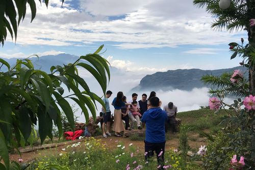 Du khách ngược núi đến với Y Tý