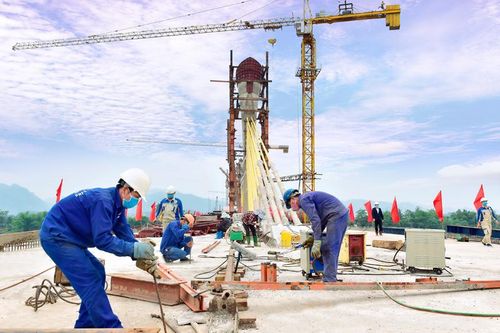 Trên công trường rộn tiếng ca…