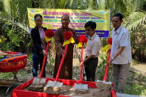 Bàn giao cầu bê-tông, tặng xe lăn đến người khuyết tật