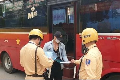 Xử phạt nhiều ô tô khách chạy tốc độ 'rùa bò' đón khách