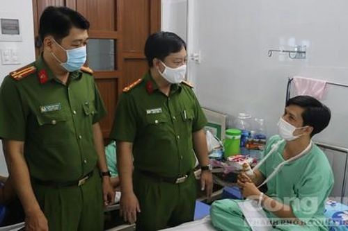 Thăm hỏi, động viên CBCS bị thương khi chữa cháy tại KCX Tân Thuận