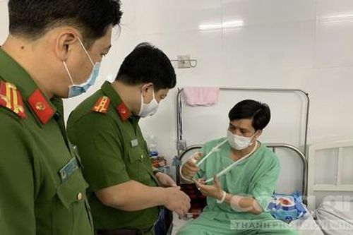 Giây phút lính cứu hỏa bị bỏng hóa chất khi chữa cháy