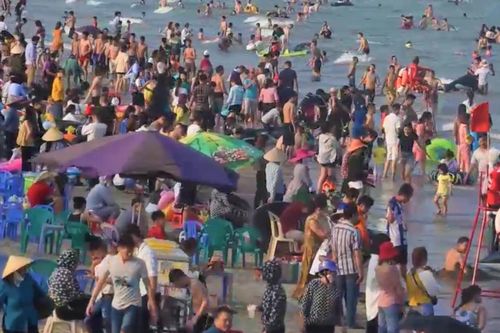 Nguy cơ 'vỡ trận' phòng dịch COVID-19 ở biển Sầm Sơn và Cửa Lò