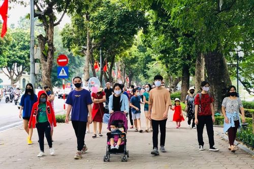 Khu vực hồ Hoàn Kiếm đông đúc trong Ngày Quốc tế lao động 1-5