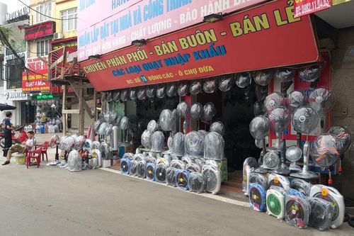 Ngày nghỉ lễ thứ hai: Đường phố vắng, nhiều người dân chủ quan không đeo khẩu trang