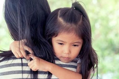 Đi làm xa về thăm con, tôi mừng tủi chạy lại ôm chầm lấy con nhưng vừa nhìn rõ mặt đứa trẻ thì trong lòng tôi chỉ còn sự phẫn nộ