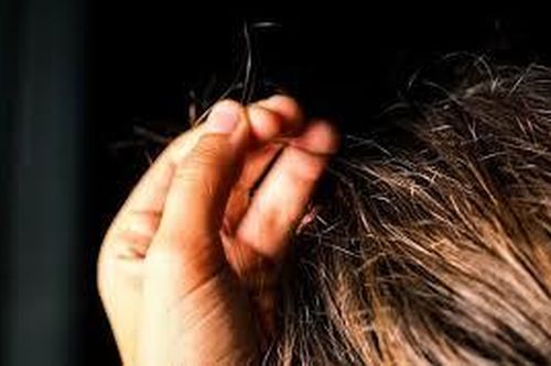 Kỳ lạ: Nghiện ăn tóc, bé gái có khổi u tóc khủng trong dạ dày
