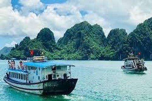 Quảng Ninh mở lại hoạt động tham quan vịnh Hạ Long từ 1/5