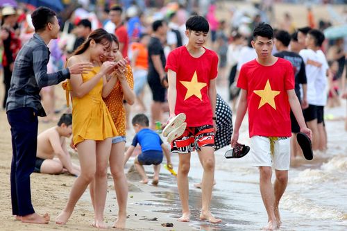 Hàng nghìn người đổ xuống bãi biển Đồ Sơn ngày lễ 1/5