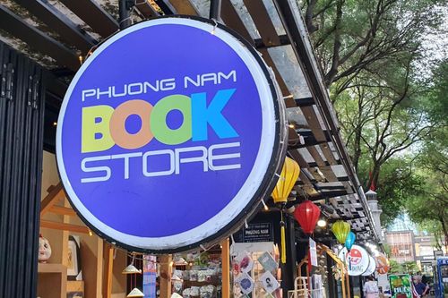 Nhà sách bán thêm gạo, mì gói trong dịch bệnh