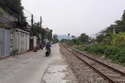 Hơn 1km đường sắt qua khu dân cư không có rào chắn an toàn