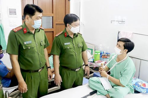 Thăm hỏi các chiến sĩ bị thương trong lúc chữa cháy