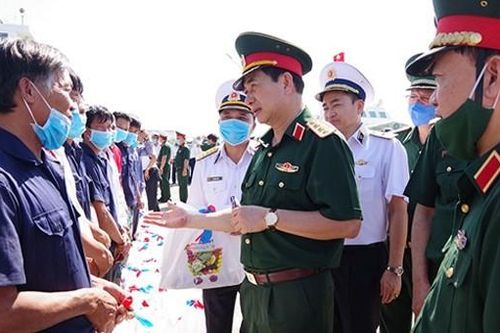 Cứu 30 người bị giông lốc đánh chìm thuyền ở vùng biển Trường Sa