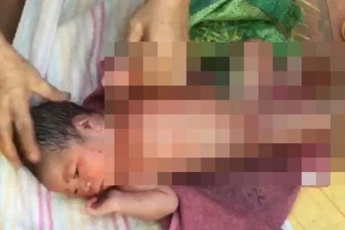 Bé gái còn nguyên dây rốn khóc đau đớn trong nghĩa địa