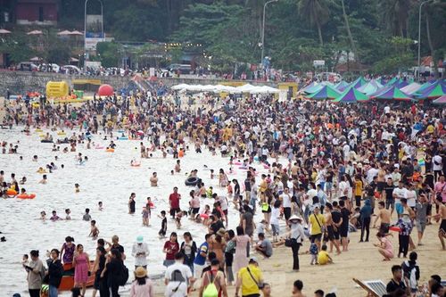 Nắng nóng cuối tuần sau nghỉ lễ, bãi biển Đồ Sơn thất thủ