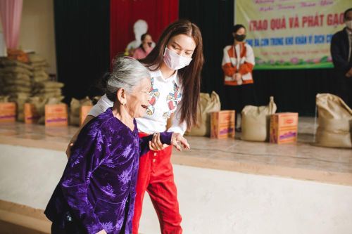 Phạm Phương Thảo quyên góp hơn 400 triệu đồng giúp người khó khăn vượt COVID-19