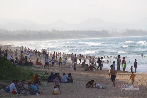 Ngỡ biển Phú Yên vắng, cả ngàn người đổ về kín bãi tắm dịp nghỉ lễ