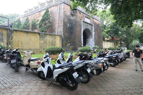 Hà Nội tái diễn tình trạng lấn chiếm vỉa hè lòng đường dịp lễ