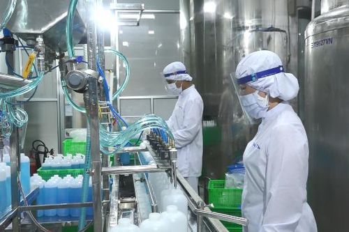 Sản xuất khẩu trang và dung dịch sát khuẩn chống dịch
