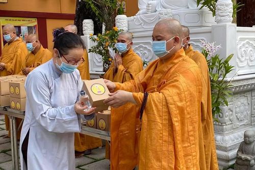 Chùa Viên Giác kết thúc tặng 1.000 tượng Đức Phật sơ sinh