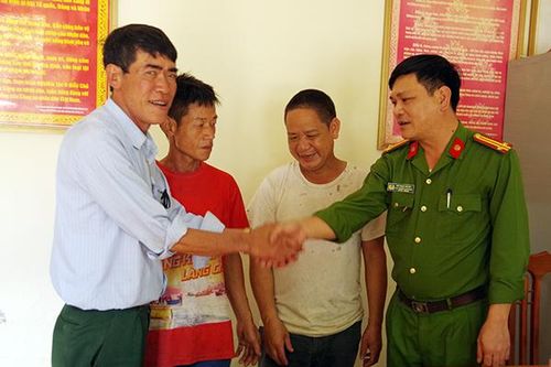Công an phường đưa người đàn ông bị tâm thần về nhà an toàn