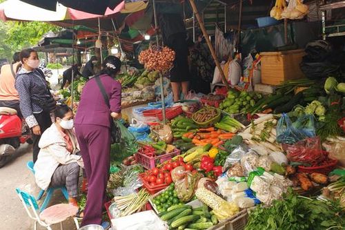 Thị trường ngày 2-5: Hàng hóa dồi dào, nhiều chương trình khuyến mãi hấp dẫn