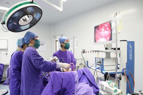 Chăm mẹ ốm nằm viện, con phát hiện có ổ cặn màng phổi
