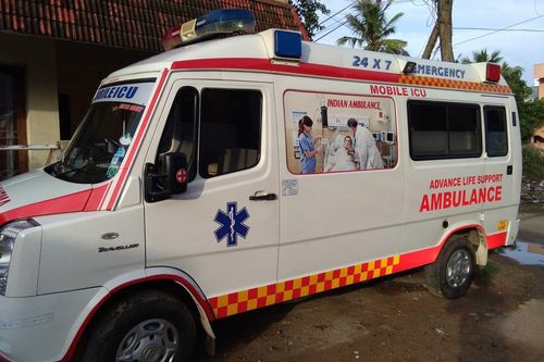 Rước dâu bằng xe cứu thương để tránh kiểm dịch