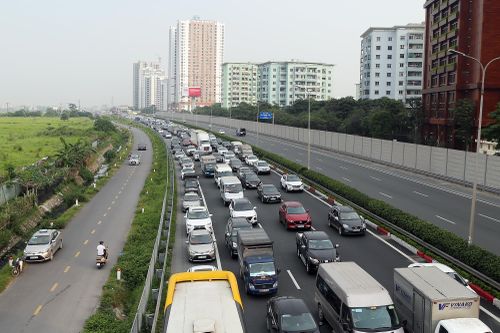 Người dân 'xếp hàng' đổ về Thủ đô sau kỳ nghỉ lễ