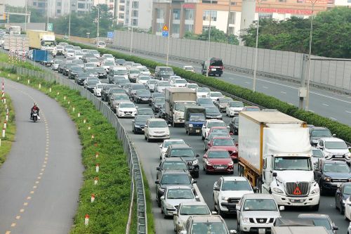 Hình ảnh người dân nườm nượp về Thủ đô sau kỳ nghỉ lễ 30-4 và 1-5