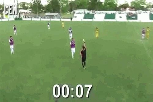Cầu thủ chưa kịp chạm bóng đã ngay lập tức bị đuổi khỏi sân