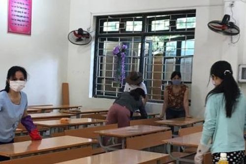 Mặc nắng nóng thầy cô tích cực chuẩn bị đón học sinh đi học trở lại
