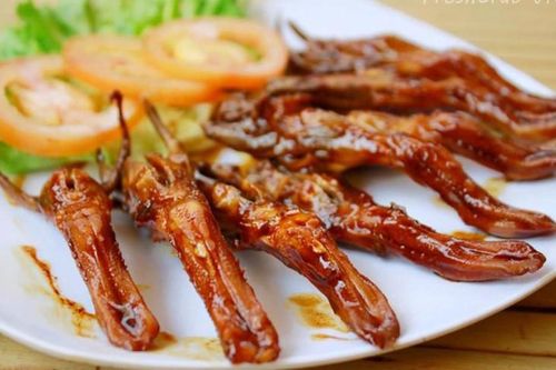 Bí mật ngại ngần trong món đặc sản lưỡi vịt đông lạnh, chè đóng sẵn thơm lừng