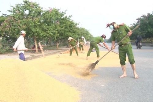 Công an thành phố Huế giúp dân có điểm phơi lúa an toàn