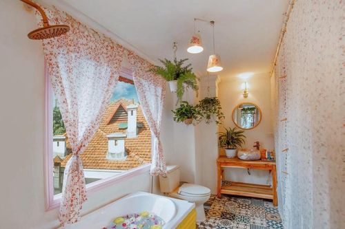 Cô gái trẻ 'phù phép' tầng thượng xấu xí thành căn penhouse tuyệt đẹp