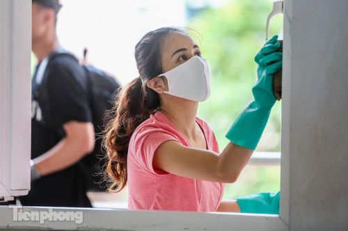 Thầy cô, phụ huynh tận tay tỉ mỉ dọn vệ sinh trường lớp