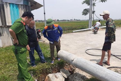 Cột điện đổ sập khi đang kéo đường dây khiến một người tử vong