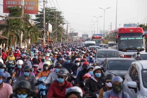 Người miền Tây ùn ùn trở lại sau kỳ nghỉ lễ, cửa ngõ Sài Gòn kẹt cứng