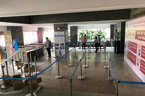 Trường học TP.HCM chăng dây, dán giấy đánh dấu học sinh ngày trở lại