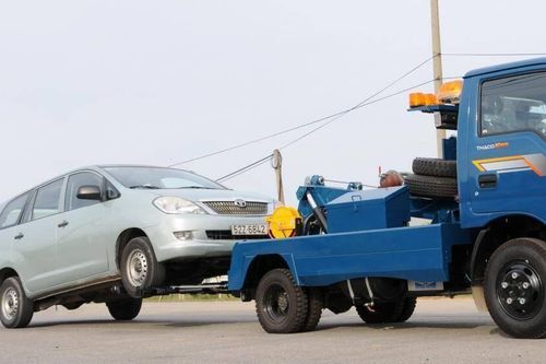 Ô tô hỏng dọc đường, gọi xe cứu hộ loại nào để không bị tiền mất tật mang?