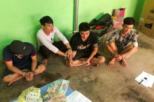 Bắt quả tang sới bạc trong tiệm bán điện thoại, tạm giữ 4 đối tượng