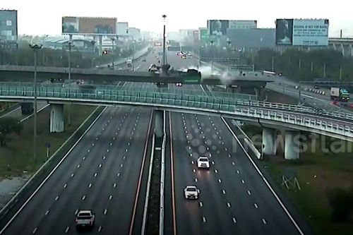 Khoảnh khắc kinh hoàng xe tải rơi từ cầu vượt đường cao tốc