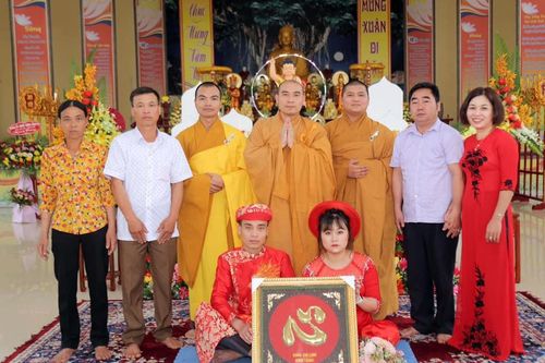 Nghệ An : Đôi bạn trẻ hằng thuận trong mùa Phật đản