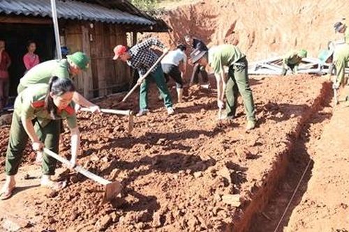Những chiến sĩ Công an trèo đồi, lội suối làm nhà giúp dân