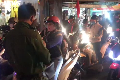 Trốn nắng, dòng người về TP.HCM vào buổi tối vẫn chôn chân ở phà Cát Lái